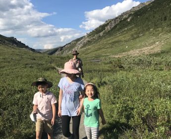 Enfants profitant de l'été en Alaska