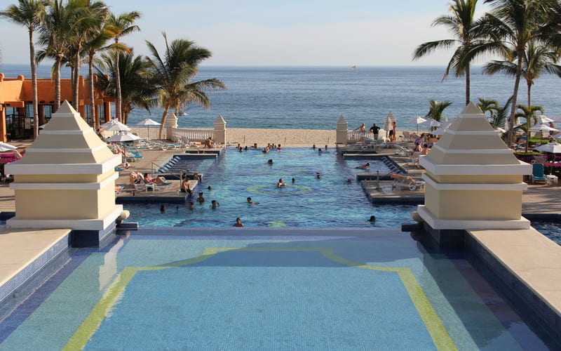 Swimming_pool_at_the_RIU_Palace_Cabo_San_Lucas